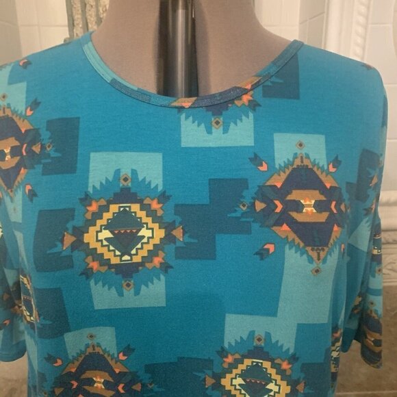 LuLaRoe. Size M. USA. Aztec. Oversized. Pullover Stretch Short Slv Top. B85. - Picture 2 of 7